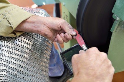 France, Dordogne (24), Périgord Vert, Nontron, fabrication artisanale des couteaux de Nontron à la Coutellerie Nontronnaise
