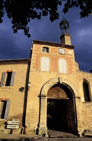 France, Vaucluse (84), Modène, le porte du vieux village (Comtat Venaissin)
