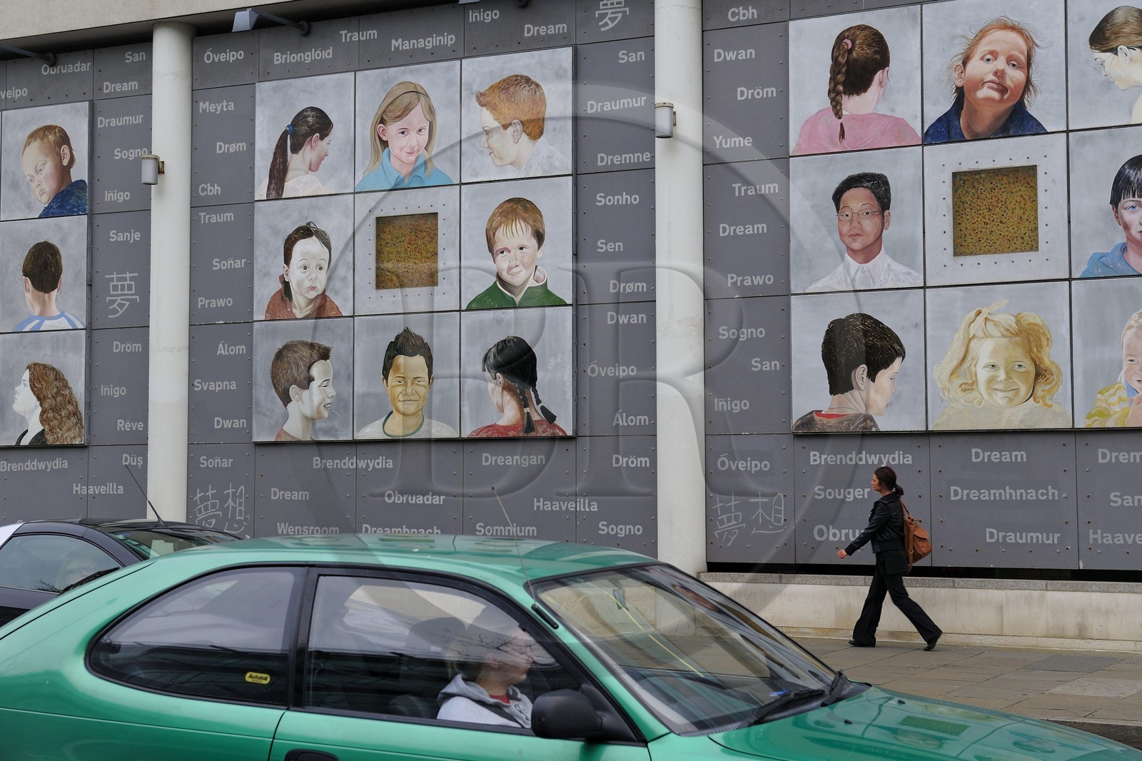 Royaume-Uni, Irlande du Nord, Belfast,  «Rêves» par Rita Duffy est une œuvre d'art provocante installée sur le nouveau batiment du n°1 Lanyon Quay le long d'Oxford Street