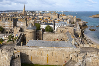 France, Ille-et-Vilaine (35), Côte d'Emeraude, Saint-Malo, au premier plan le chateau de Saint-Malo (XVème siècle) qui abrite l'Hotel de Ville (vue aérienne)