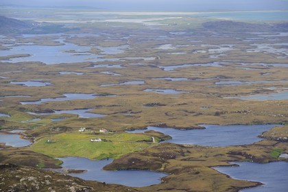 Royaume-Uni, Ecosse, Hébrides extérieures, Ile de North Uist recouvert d'une mosaïque de tourbières, basses collines et lochs (vue aérienne)
