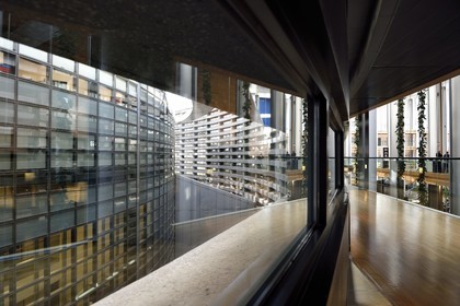 France, Bas-Rhin (67), Strasbourg, quartier européen, le Parlement européen, batiment Louise-Weiss, espace entre la partie comportant l'hémicycle à droite et celui de la cour de l'agora à gauche