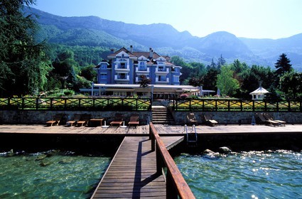 France, Haute-Savoie (74), Veyrier-du-Lac, L'Auberge de l'Eridan (ou Maison de Marc Veyrat) au bord du lac d'Annecy