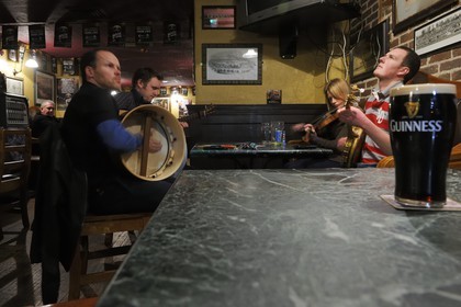 Royaume-Uni, Irlande du Nord, Belfast, concert de musique traditionnelle dans le plus vieux pub de la ville datant de 1711 le McHughs