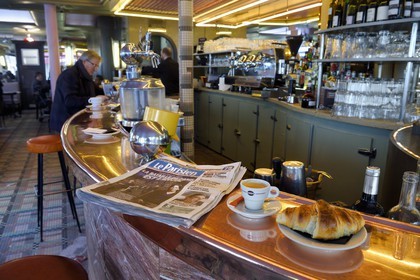 France, Paris (75), la Butte Montmartre, rue Lepic, le Café des Deux Moulins qui servit de décor du film Le Fabuleux destin d'Amélie Poulain