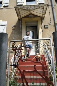 France, Moselle (57), Petite-Rosselle, ancien quartier de logements ouvriers de la cité industrielle crée par la famille Wendel pour les mines de charbon, l'ancien mineur Raphael Alcudia Gomez devant sa maison de mineur datant de 1908