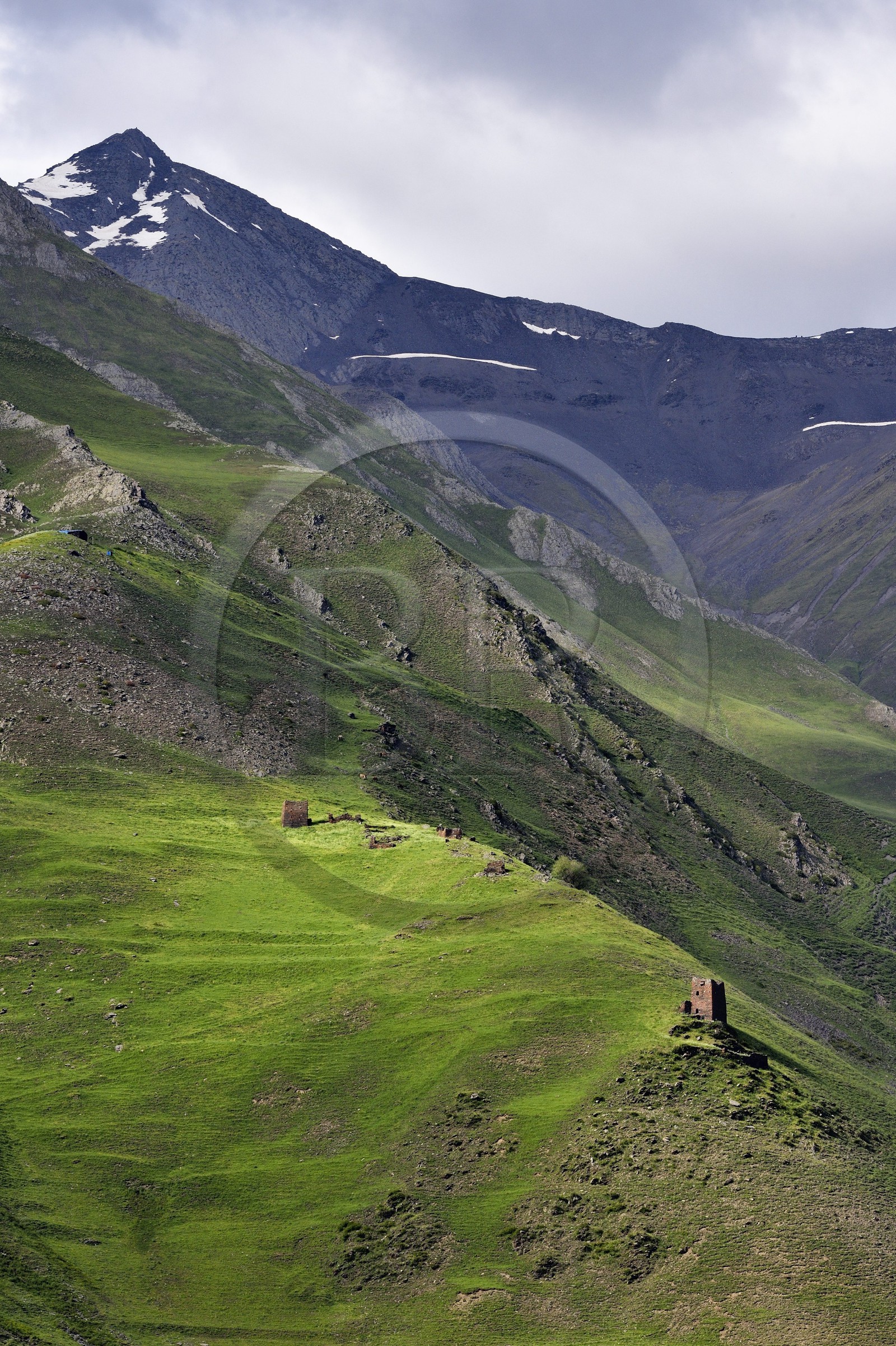 Géorgie, Kakheti, Parc national de Touchétie, vallée de la rivière Alazani dans les montagnes de Pirikiti, hameau à l'Est du village de Dartlo, ruines de tours médiévales fortifiées