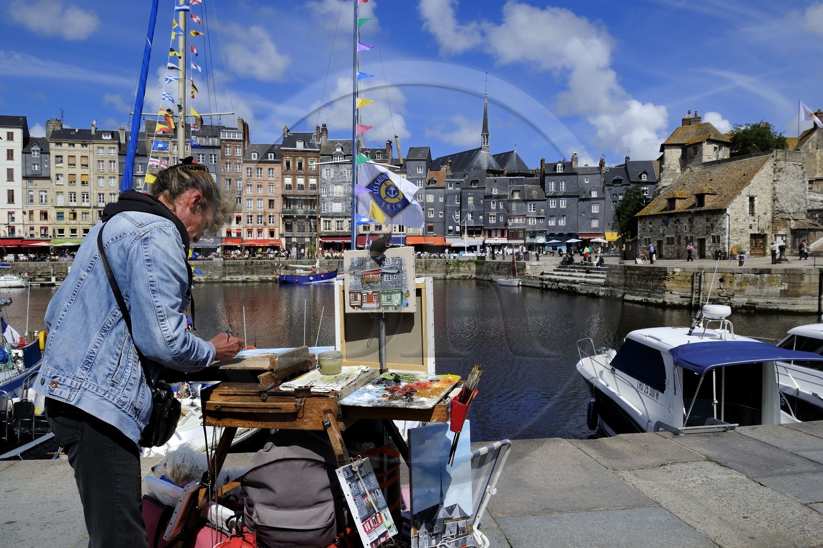 France, Calvados (14), Honfleur, le Vieux-Bassin, le quai Sainte-Catherine vu depuis le quai Saint-Etienne, peintre professionnel