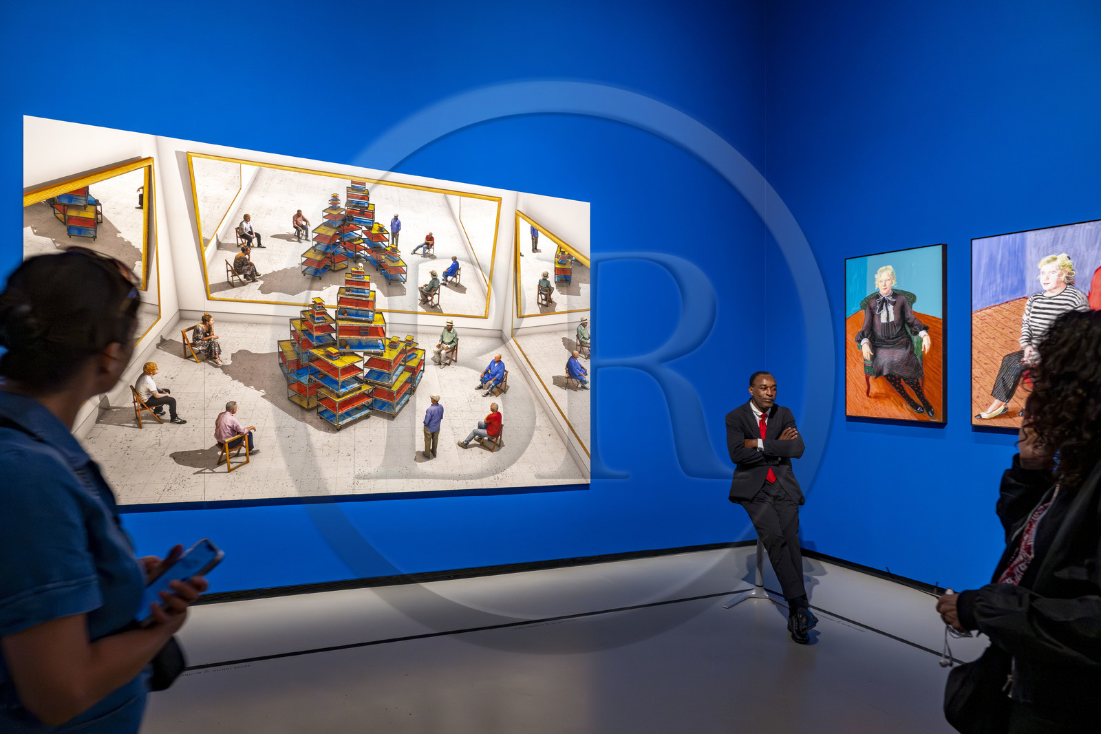 France, Paris (75), Bois de Boulogne, la fondation Louis Vuitton de l'architecte Frank Gehry, exposition David Hockney 25, Spectateurs regardant un ready-made avec crâne et miroirs (2018)