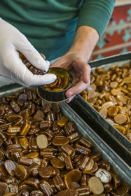 France, Nièvre (58), Nevers, le confiseur chocolatier Maison Au Négus, le Négus de Nevers qui est un caramel mou, parfumé au chocolat ou au café, dans un caramel dur