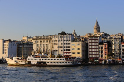 Turquie, Istanbul, quartier de karaköy, la gare maritime et la Tour de Galata