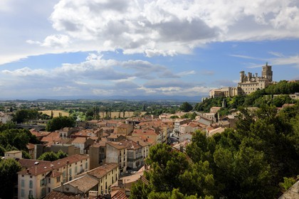 France, Hérault (34), Béziers, la cathédrale Saint-Nazaire et le massif du Caroux au fond