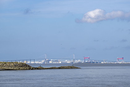 France, Loire-Atlantique (44), Estuaire de la Loire, le pont de Saint-Nazaire et les Chantiers de l'Atlantique