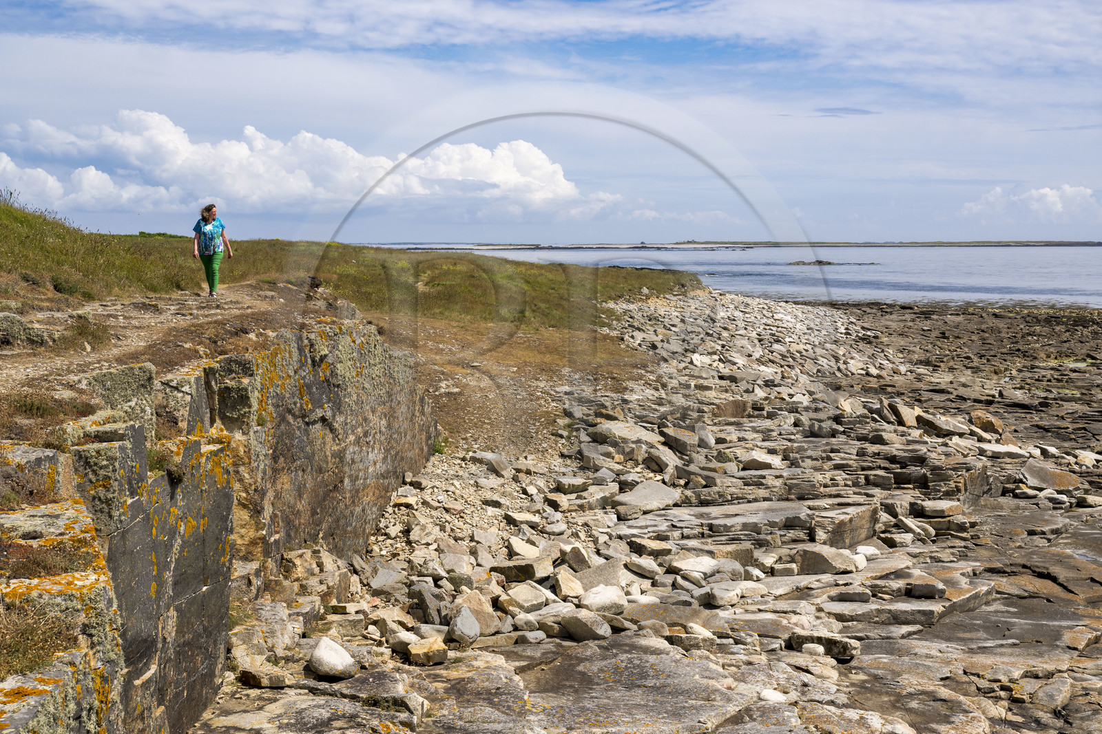 France, Finistère (29), Mer d'Iroise, Ile de Molène, Christine Demeure qui gère la seule épicerie de l'ile lors de sa promenade quotidienne sur la côte sauvage à l'Ouest, grève des Pierres Plates qui a servi de carrière