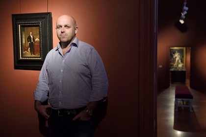 France, Corse-du-Sud (2A), Ajaccio, musée Fesch (musée des beaux-arts), Philippe Perfettini responsable des collections napoléoniennes au Musée Fesch, ici placé entre Napoléon III à gauche et Napoléon Bonaparte à droite