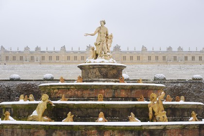 France, Yvelines (78), parc du château de Versailles sous la neige, classé Patrimoine Mondial de l'UNESCO, le Bassin de Latone