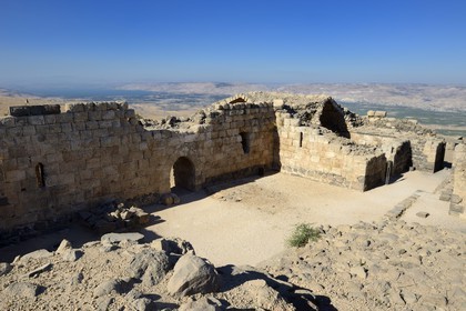 Israel, district Nord, Galilée, l'Etoile du Jourdain, la forteresse croisée de Belvoir tenue par les Hospitaliers entre 1168 et 1189 qui surplombe la vallée du Jourdain, la cour centrale du château et les montagne de Jordanie en arrière plan