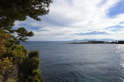 France, Alpes-Maritimes (06), Antibes, Cap d'Antibes, le sentier du Littoral Tire-poil (ou chemin des douaniers) à l'Anse de l'Argent Faux, le massif de l'Esterel en arrière plan