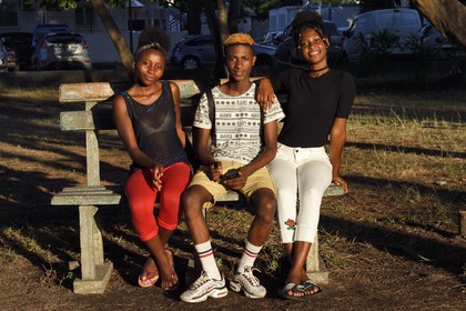 France, Ile de Mayotte, Petite-Terre, Dzaoudzi, adolescents en discussion