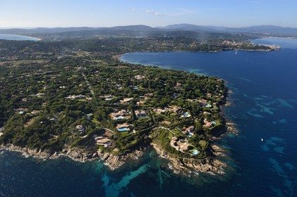 France, Var (83), le Golfe de Saint Tropez, la pointe de la rabiou au premier plan et Saint-Tropez en arrière plan à droite (vue aérienne)