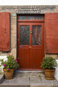 France, Pyrénées-Atlantiques (64), Pays-Basque, Saint-Jean-Pied-de-Port, rue de la Citadelle sur le chemin de Saint-Jacques-de-Compostelle, linteau de maison Johan Biriberry et Louise Duhalde maitre et maitresse de la maison de Londresena 1722
