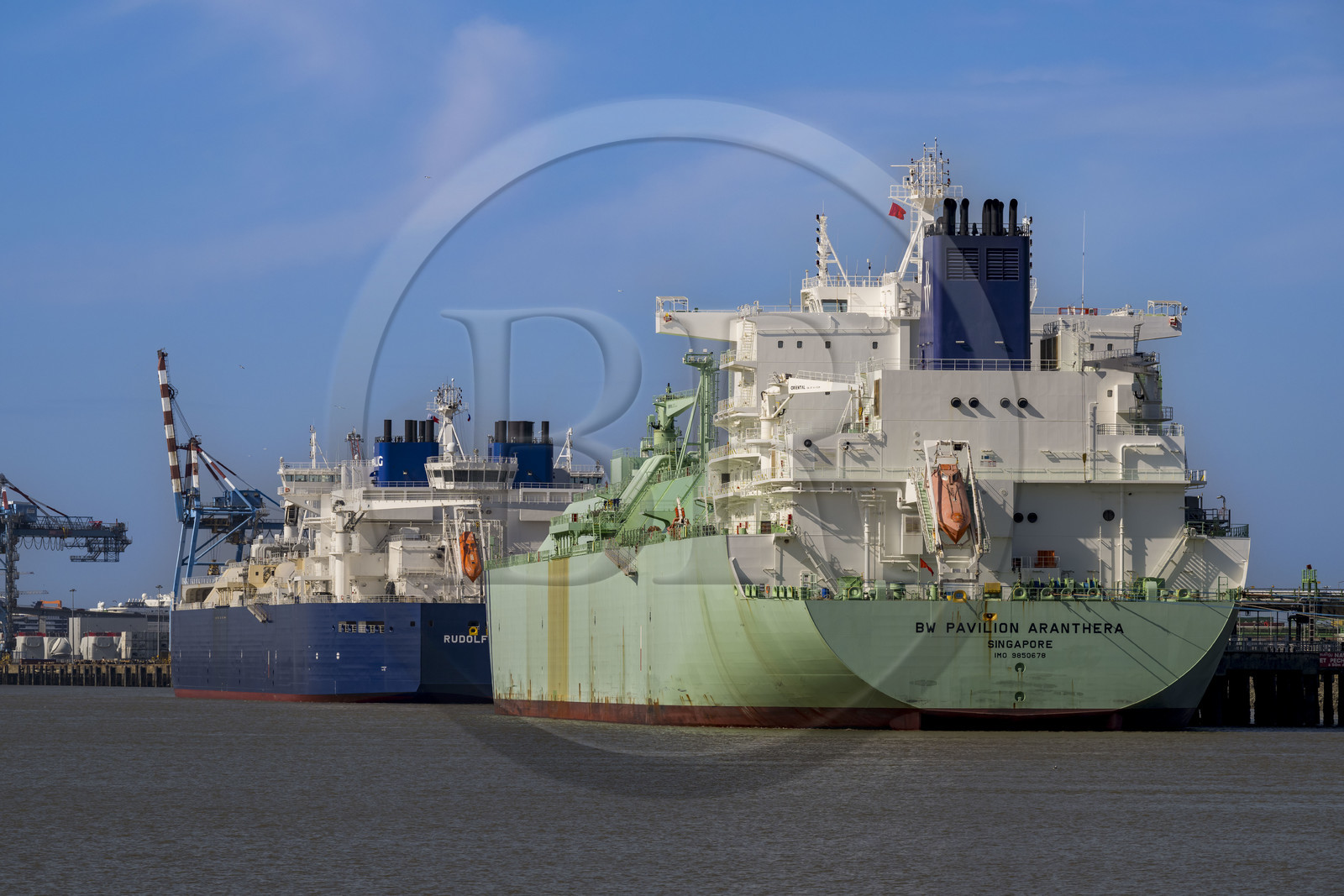 France, Loire-Atlantique (44), Estuaire de la Loire, Saint-Nazaire, méthanier à quai dans le Grand port maritime de Nantes-Saint-Nazaire Terminal méthanier de Montoir-de-Bretagne