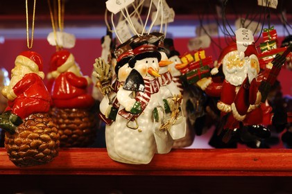 France, Bas Rhin (67), Strasbourg, vente d'objets decoratifs dans les cabanes du Marché de Noel