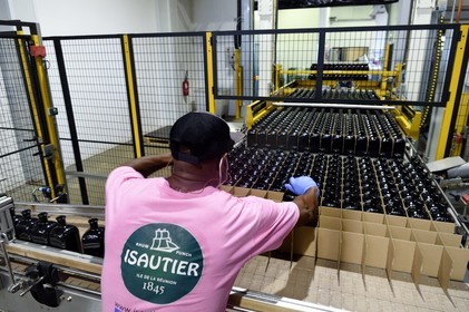 France, Ile de la Reunion, Saint Pierre, domaine de la distillerie Isautier, usine d'embouteillage et d'étiquetage