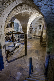 France, Yonne (89), parc naturel régional du Morvan, Vézelay, classé au Patrimoine Mondial de l'UNESCO, labellisé Les Plus Beaux Villages de France, point de départ de l'une des principales voies de pèlerinage de Saint-Jacques-de-Compostelle, une des caves creusée dans la roche servant de salle d'acceuil des pélerins au moyen âge