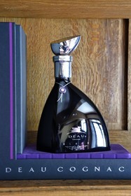 France, Charente (16), Sireuil, Distillerie des Moisans, bouteille de cognac DEAU très haut de gamme