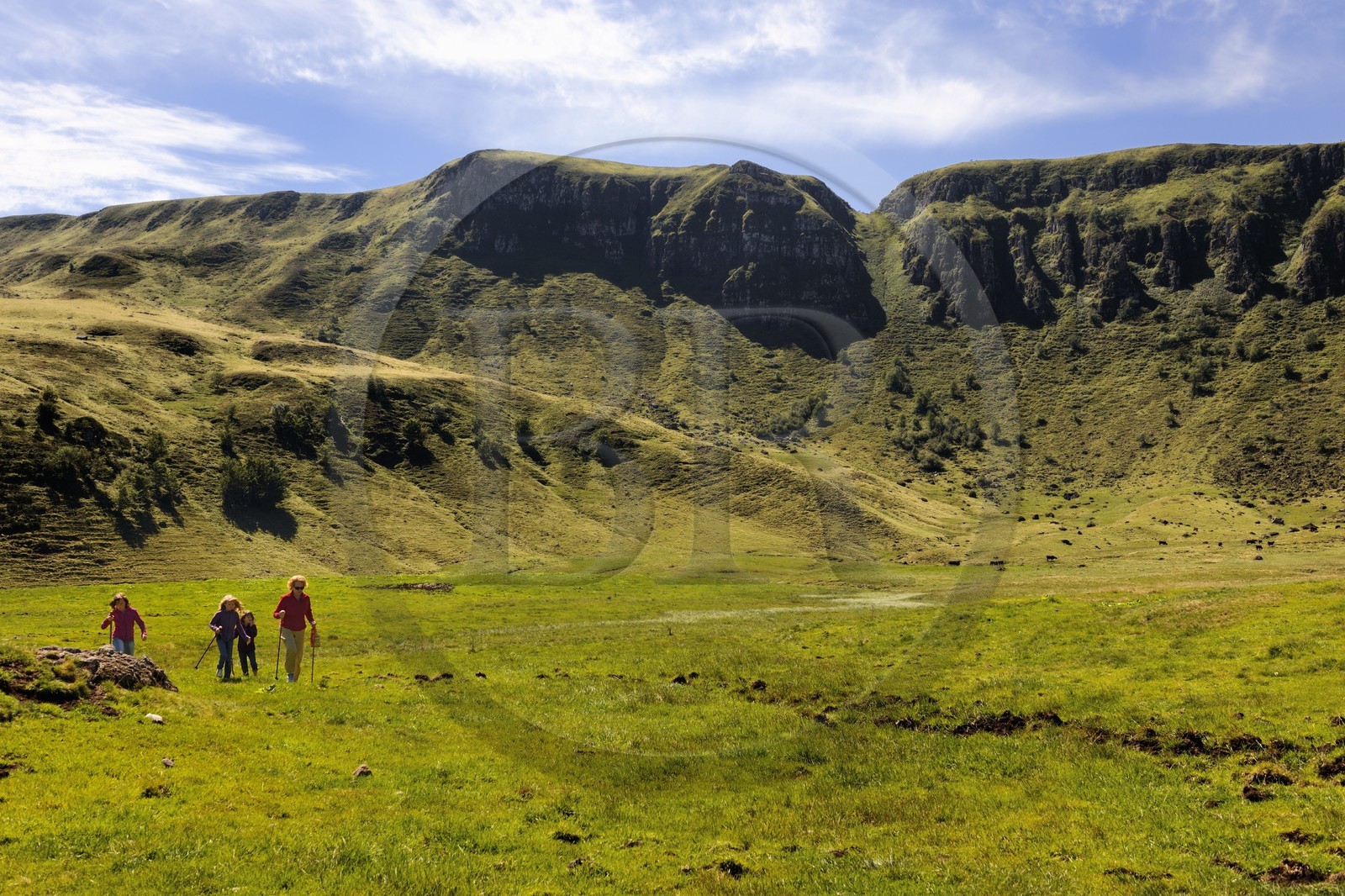 France, Cantal (15), monts du Cantal, Parc Naturel Régional des Volcans d' Auvergne, Puy-Mary, famille de randonneurs au pied de la montagne des Fours de Peyre Arse coupés par la brèche de Roland