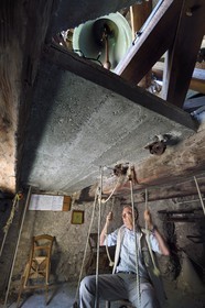 France, Alpes-Maritimes (06), vallée de la Roya (arrière-pays niçois), au pied du parc national du Mercantour, Saorge, le beffroi de l'église paroissiale Saint-Sauveur, le carillon sonné à deux mains et deux pieds par Bernard Duval dit Bena da Caranca