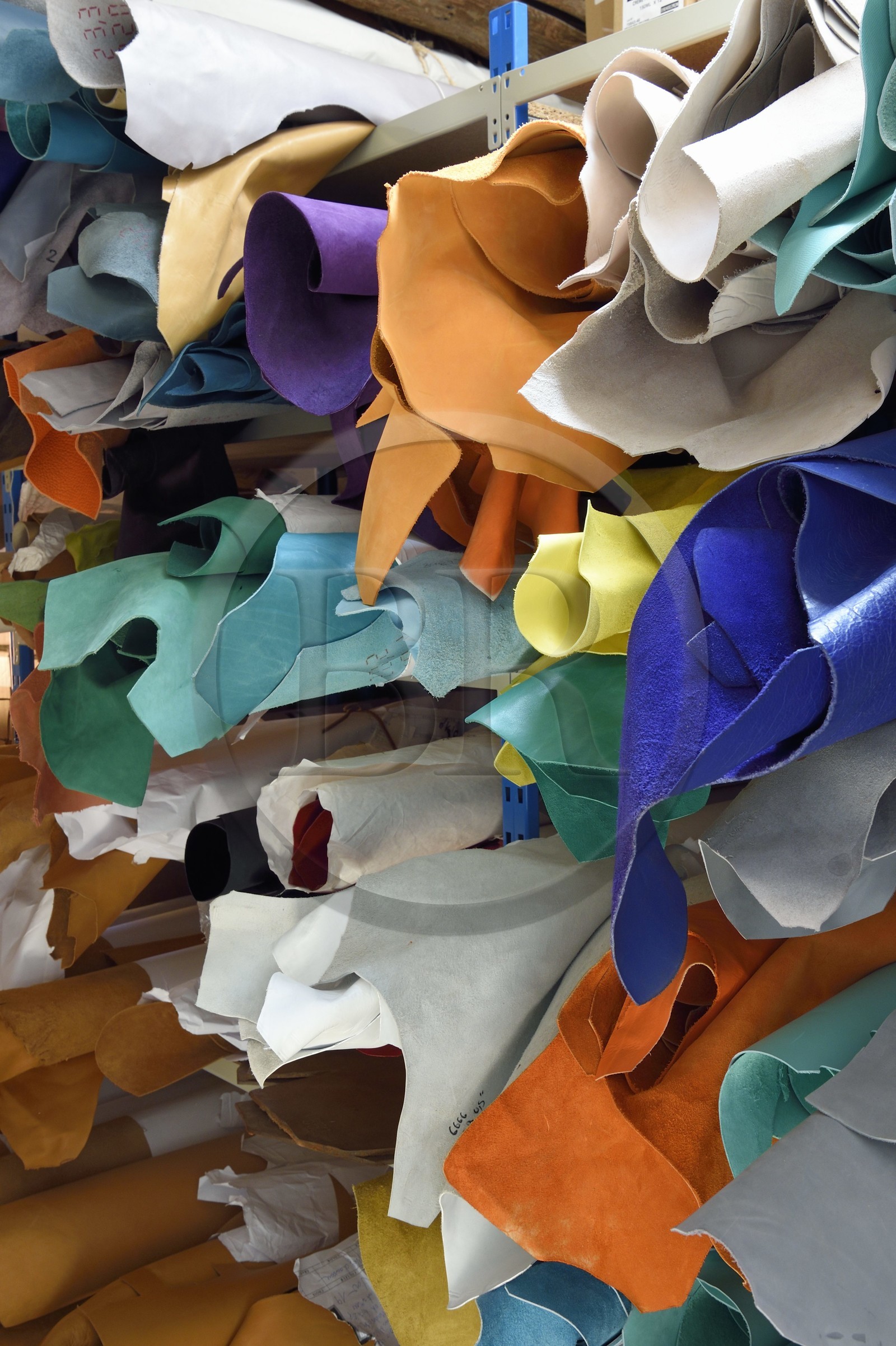 France, Var (83), Saint-Tropez, fabrication des Sandales Tropéziennes (les sandales Rondini), stock de cuirs teintés