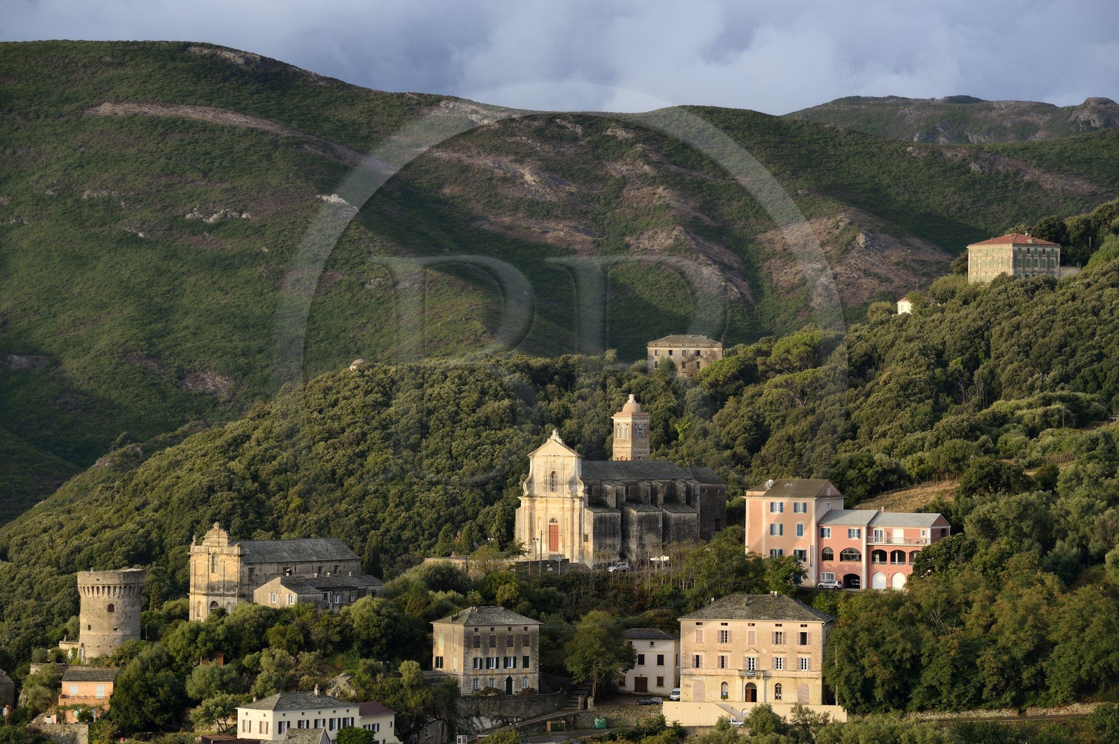 France, Haute-Corse (2B), Cap Corse, commune de Rogliano, village de Bettolacce (Bettulace) dominé par la tour génoise ronde della Parocchia, édifice fortifié du XVème siècle