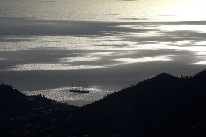 Ile de la Grenade, le Royal Clipper au mouillage dans la baie devant Saint-Georges