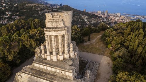 France, Alpes-Maritimes (06), La Turbie, Trophée d'Auguste ou Trophée des Alpes, monument romain édifié en l'an 6 avant J.-C., la Principauté de Monaco en arrière plan (vue aérienne)