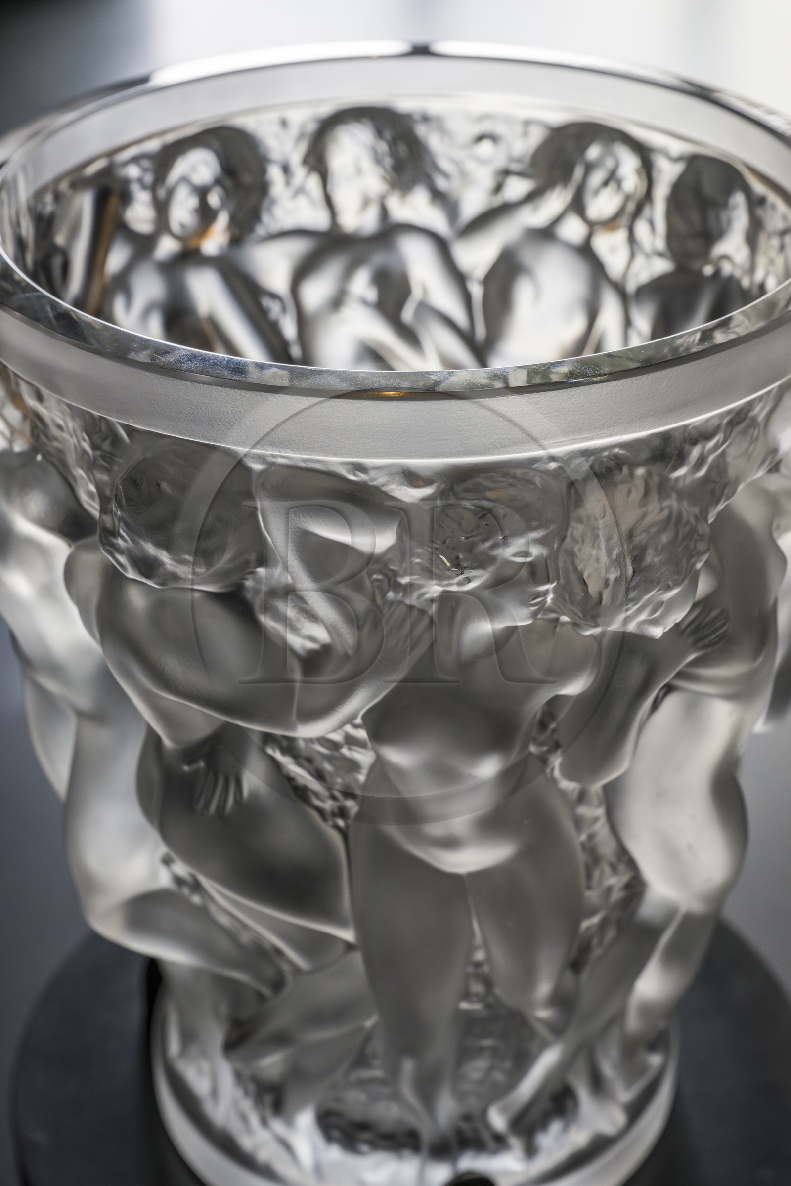 France, Bas-Rhin (67), Wingen-sur-Moder, le musée Lalique, Vase Bacchantes en cristal représentant des danseuses, créé en 1927