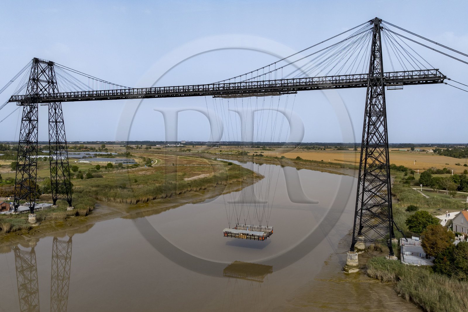 France, Charente-Maritime (17),  Rochefort, le pont transbordeur de Rochefort (ou Martrou) construit par Ferdinand Arnodin en 1900, la nacelle est en translation au dessus du fleuve Charente (vue aérienne)
