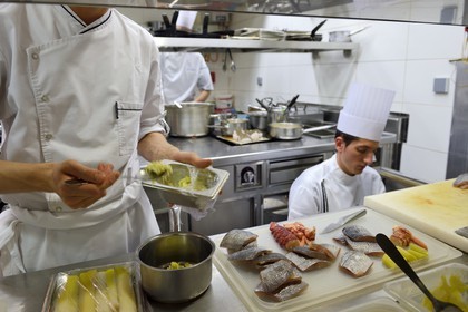 France, Rhône (69), Lyon, restaurant de la Mère Brazier fondé en 1921 par Eugénie Brazier, la brigade de Mathieu Viannay Chef doublement étoilé au guide Michelin en cuisine