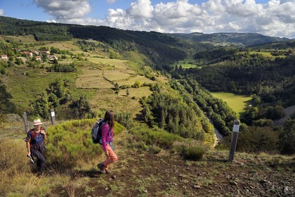 France, Haute-Loire (43), vallée de la Loire, Lafarre, randonneuses longeant le point de vue panoramique sur le fleuve depuis le haut des gorges, le village de Gramaize en arrière plan sur la rive droite