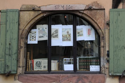 France, Haut-Rhin (68), Colmar, vitrine d'une librairie de livres anciens rue des Marchands