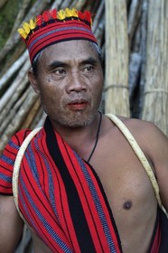 Philippines, province d'Ifugao, village de Batad, le guide Adolpho revetu du costume traditionnel Ifugao