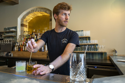 France, Côte-d'Or (21), Dijon, zone classée Patrimoine Mondial de l'UNESCO, le barman roi du cocktail Colin Lach dans son Bar Nuage place Bossuet