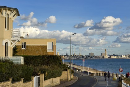 France, Seine-Maritime (76), la commune de Sainte-Adresse, villa boulevard Foch et Le Havre en arrière plan