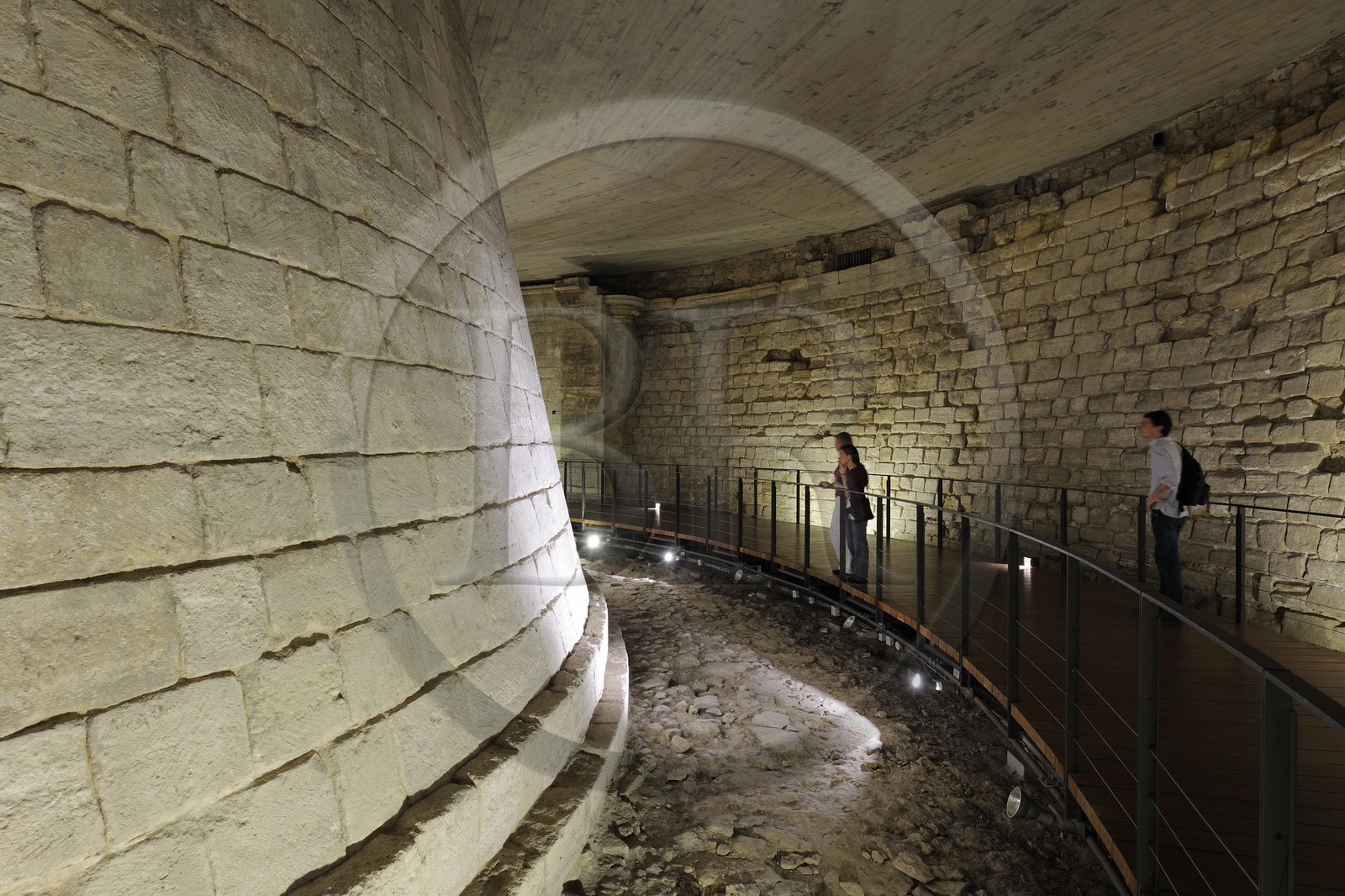 France, Paris (75), le Louvre médiéval, vestiges des fossés du Louvre de Philippe Auguste et de Charles V, 12e au 14e siècle