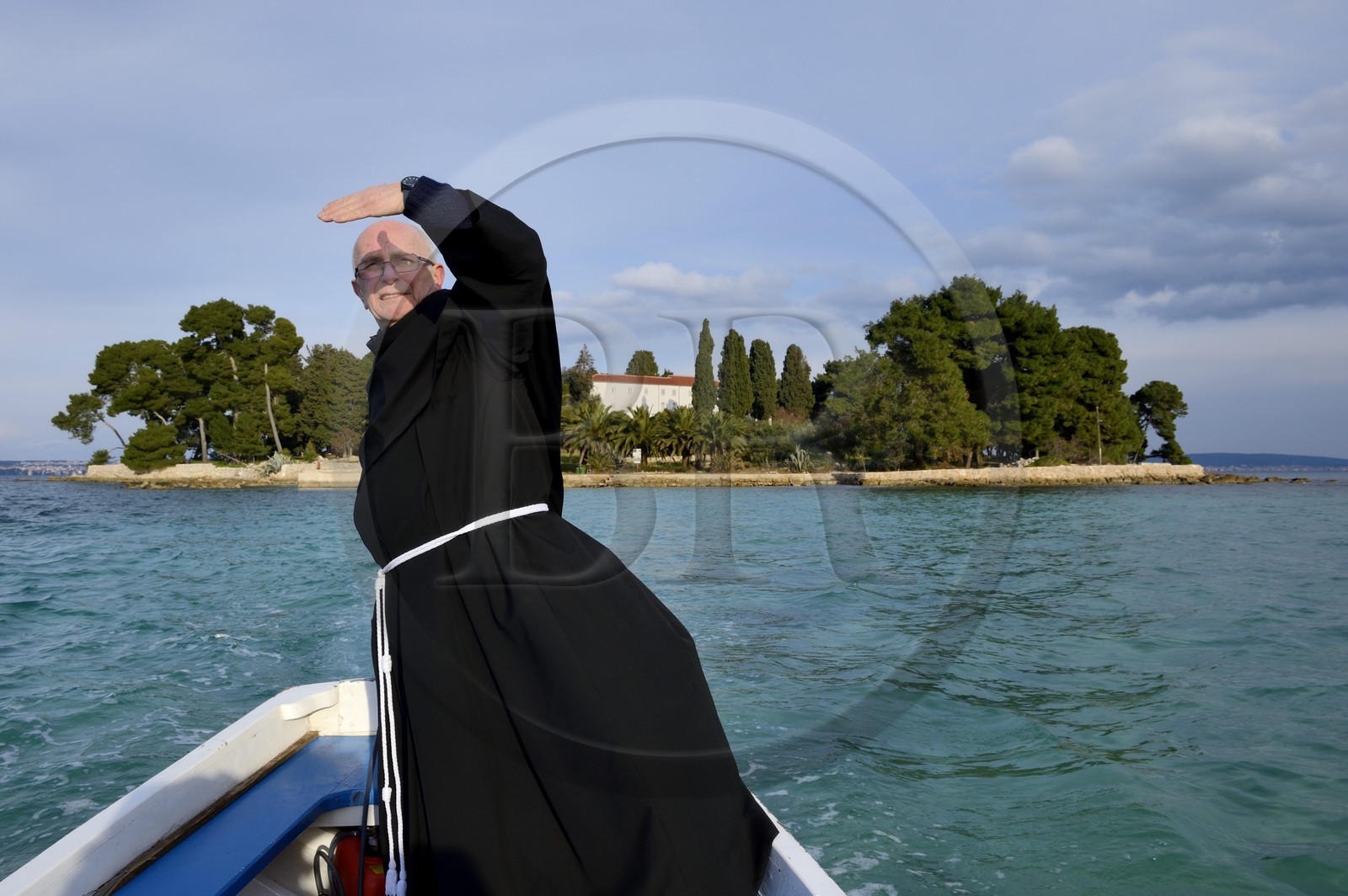 Croatie, Dalmatie, côte dalmate, Ile d’Ugljan, Preko, le frère franciscain Bozo Susic quittant le Monastère Franciscain de l'îlot Galovac sur sa barque