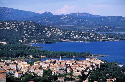 France, Corse-du-Sud (2A), ville et golfe de Porto Vecchio (vue aérienne)
