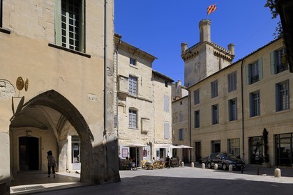 France, Gard (30), Uzès, classée ville d'art et d'histoire, la Tour Bermonde du château Ducal dit le Duché d'Uzès depuis la place Dampmartin
