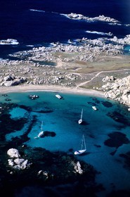 France, Corse-du-Sud (2A), bateaux au mouillage dans l'archipel des îles Lavezzi (vue aérienne)