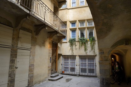 France, Rhône (69), Lyon, site historique classé Patrimoine Mondial de l'UNESCO, Vieux Lyon, traboule reliant le 27 rue du Boeuf au 54 rue Saint Jean